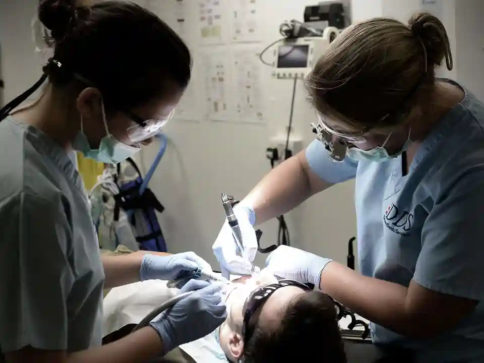 Dentistas atendiendo a un paciente