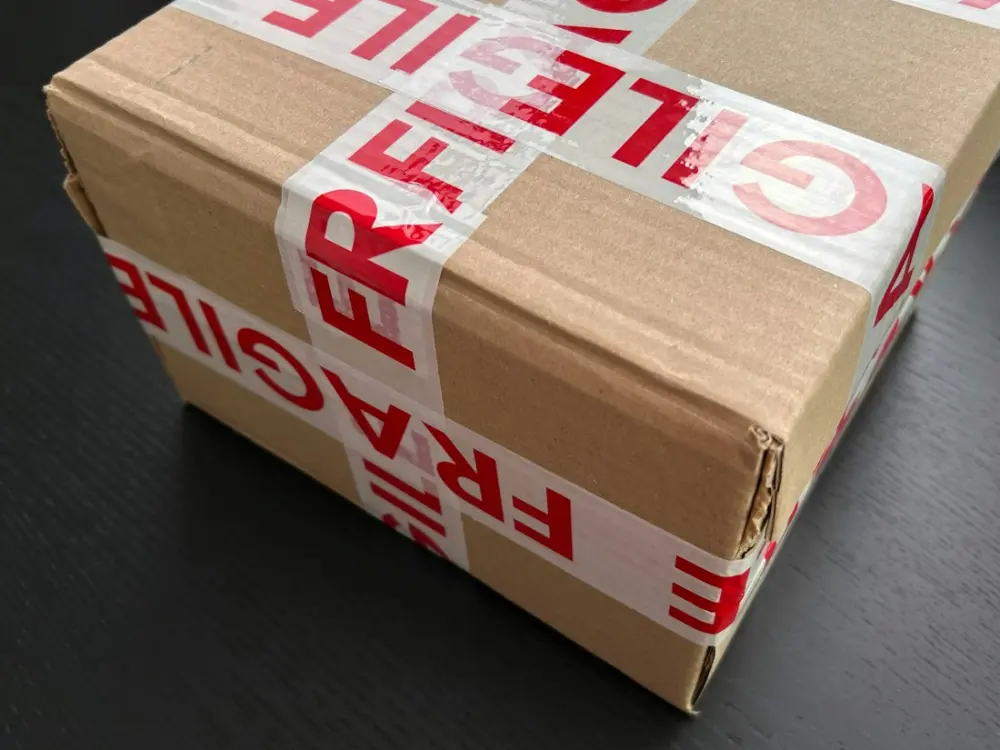 Caja de cartón sellada con cinta lista para un envío
