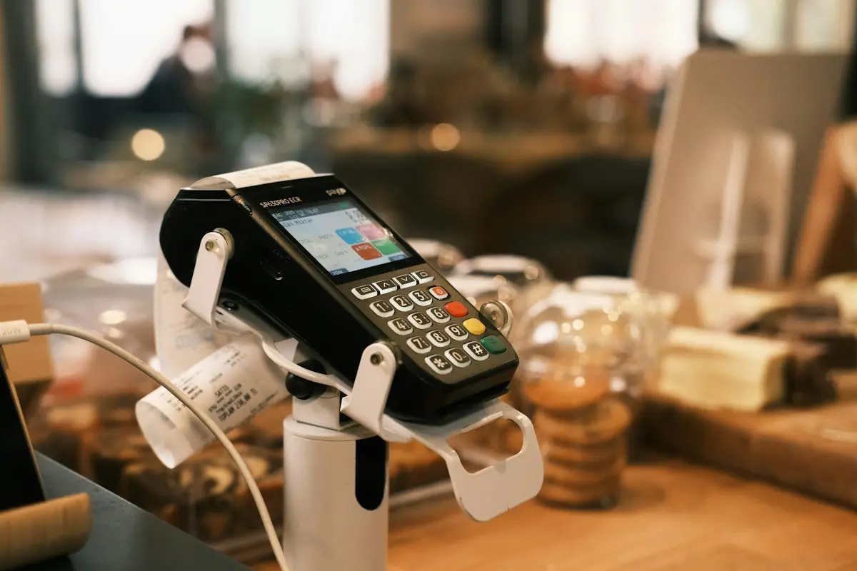 Datáfono de pago sobre el mostrador de un comercio