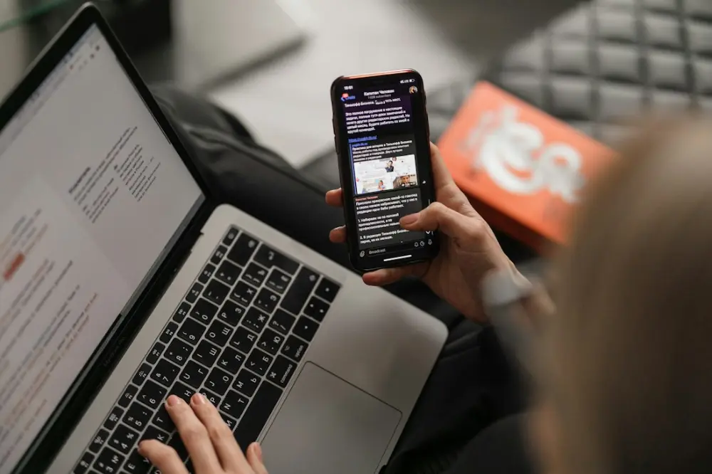 Teléfono móvil sobre una mesa con contactos de clientes