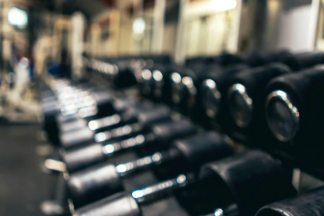 Mancuernas ordenadas en una sala de un gimnasio
