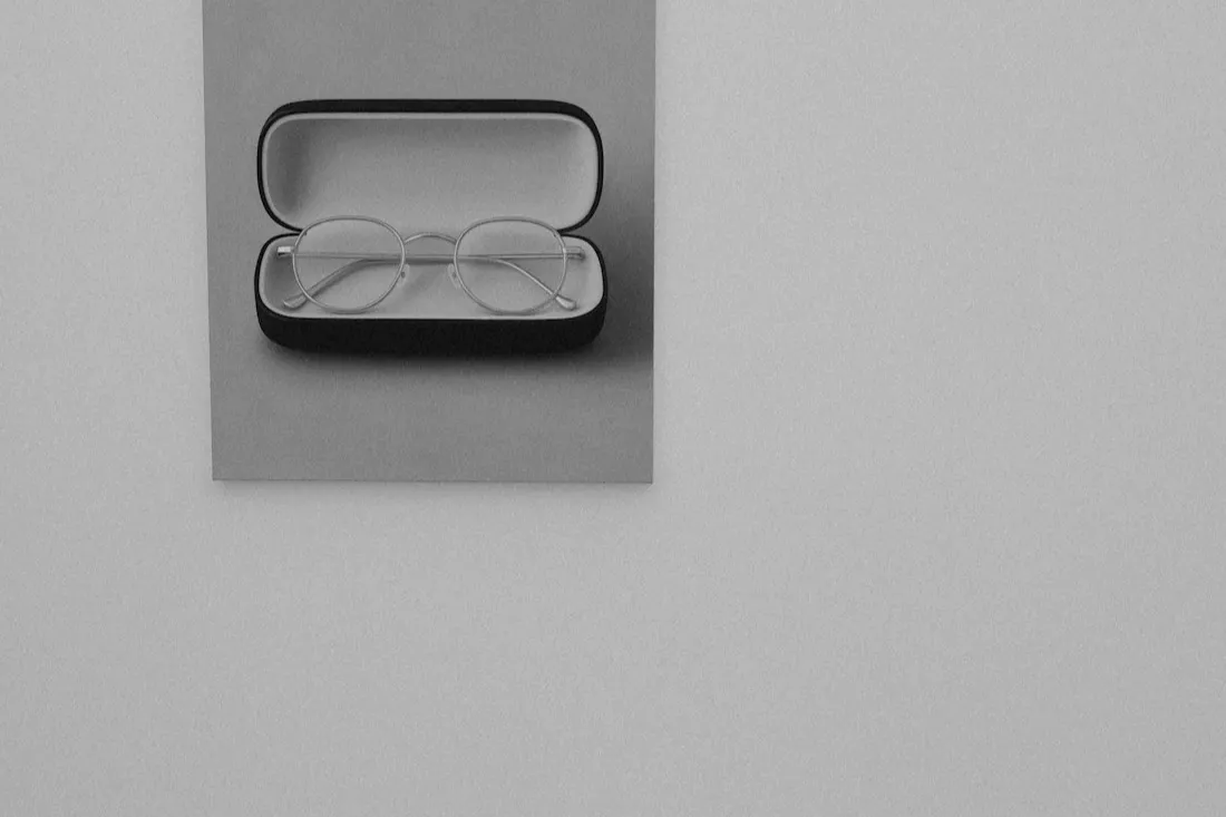 Gafas en un estuche dentro de una óptica