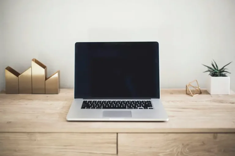 Portátil abierto sobre una mesa de trabajo
