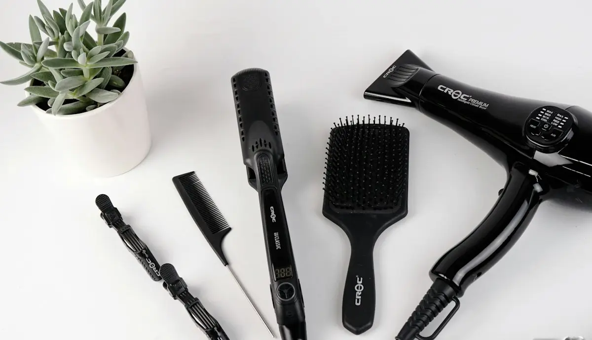 Peluquera secando el pelo a una clienta