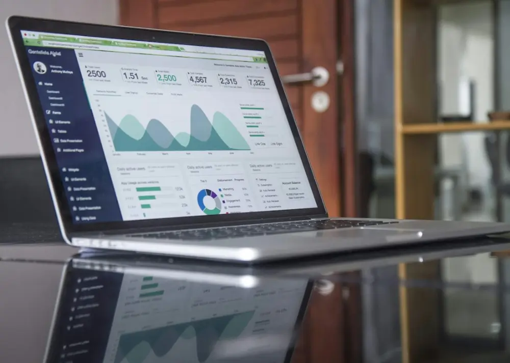 Portátil sobre una mesa con analítica de una página web