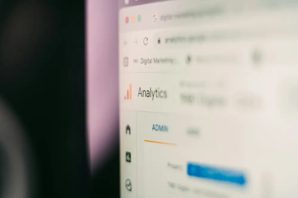 Pantalla con datos de posicionamiento web en primer plano, base del posicionamiento básico del Kit Digital