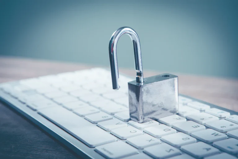 Candado abierto sobre un teclado, símbolo de una web sin proteger