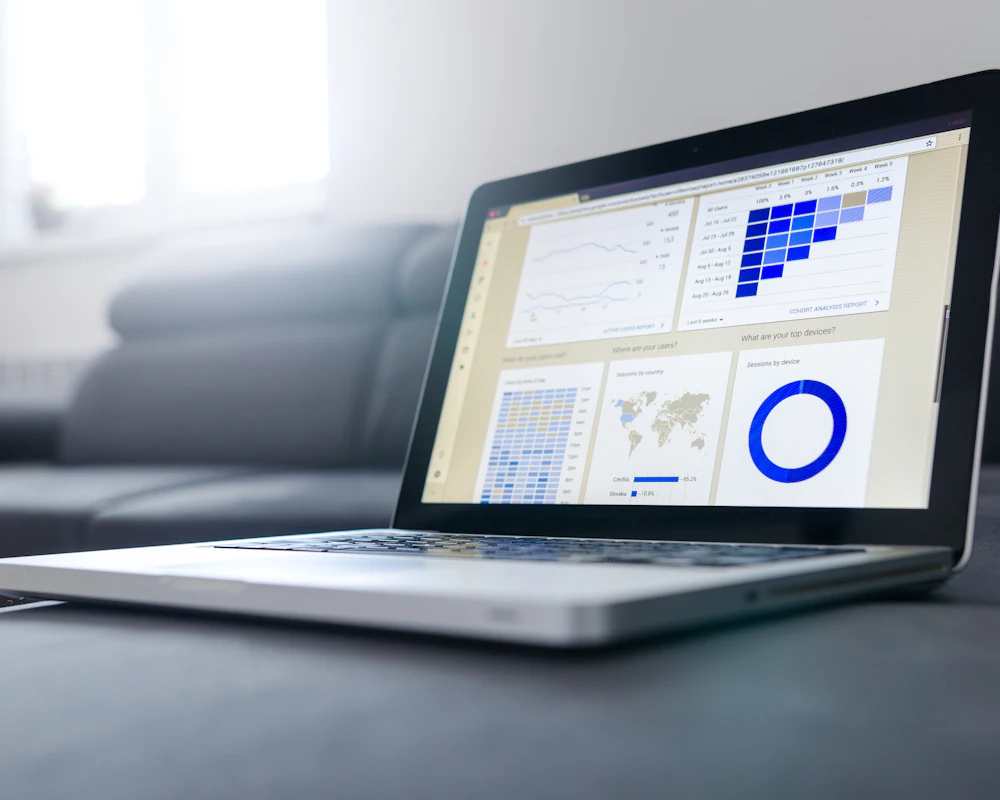 Gráficos de analítica web en un portátil