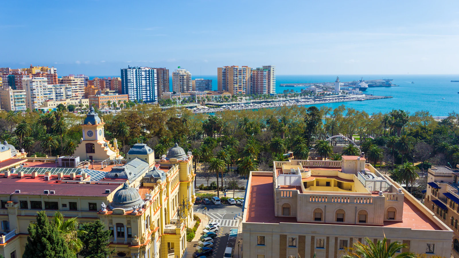 Vista de Málaga con el centro histórico y el mar al fondo