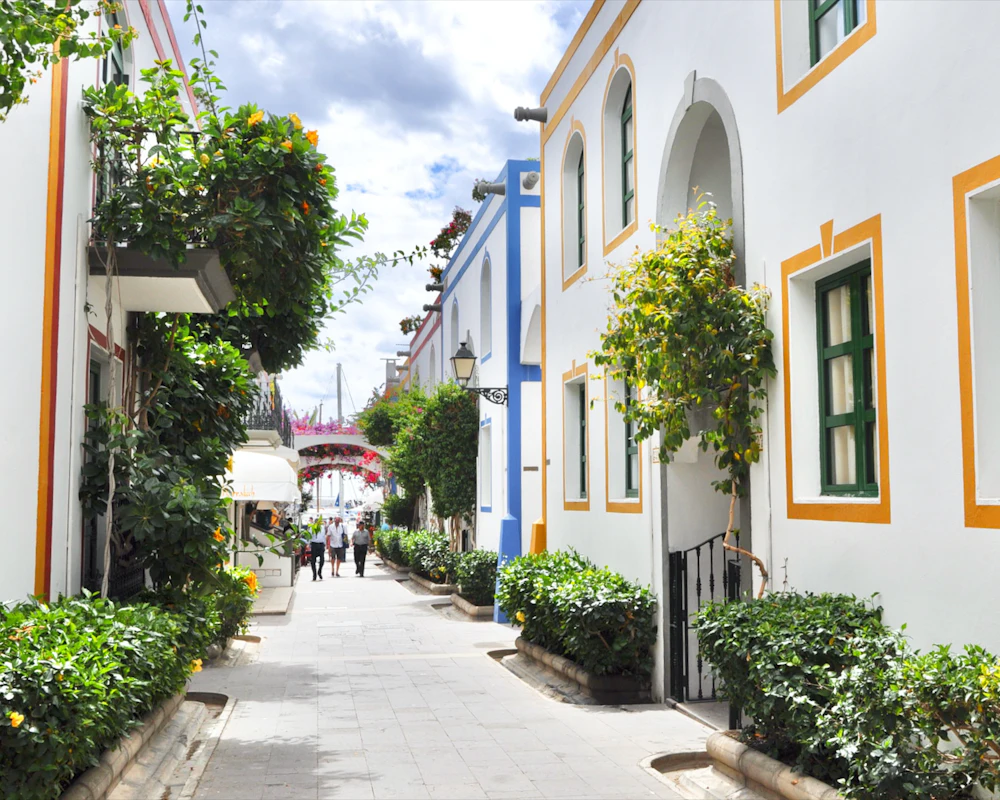 Calle con casas blancas
