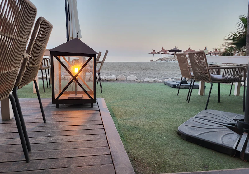 Terraza con jardín al atardecer